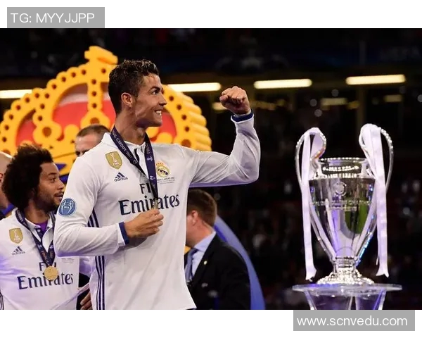 欧冠赛场惊现奇葩一幕球迷冲入场内抢夺C罗球衣引发热议